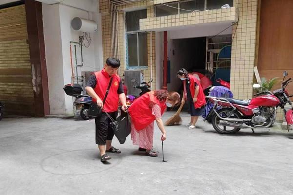 保靖县检察院开展创卫志愿者服务活动