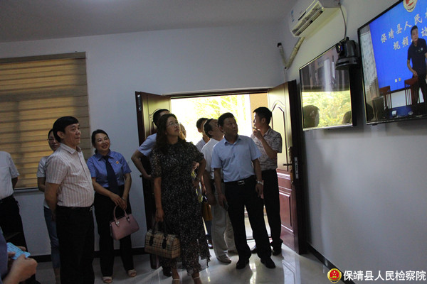 调研组一行人查看保靖县检察院远程视频接待室.JPG